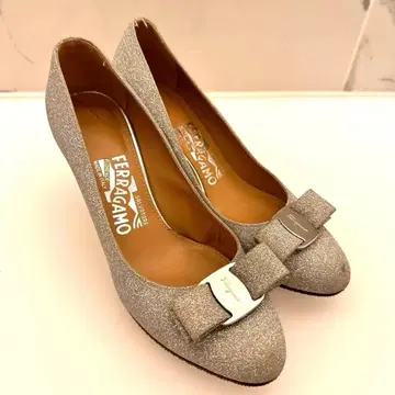 [레어] Ferragamo 실버 하이힐 펌프스 5D