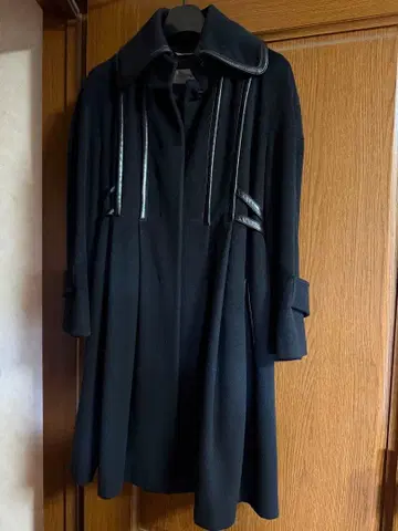 SPORTMAX 블랙 가죽 악센트 롱 코트