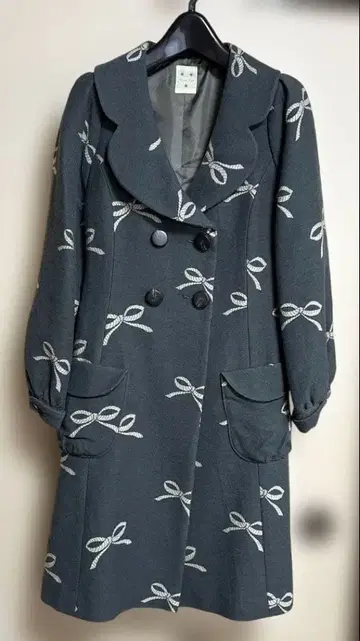 리본 무늬 그레이 울 코트