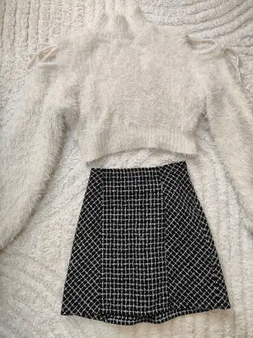 퍼 느낌 하이넥 상의와 체크 무늬 스커트 세트