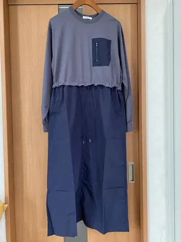 그레이와 네이비의 이소재 믹스 긴팔 원피스 RADIATE