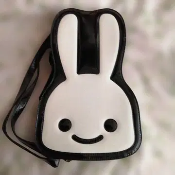 CUNE 큔 토끼형 숄더백 에나멜 블랙 약간 하자 있음