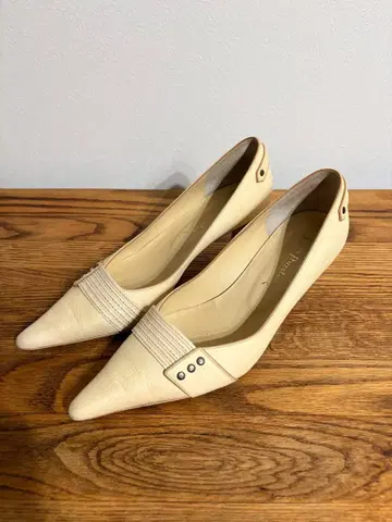 [ 새상품급 ] 천연 가죽 아이보리 스틸레토 펌프스