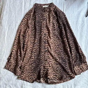 H&M 브라운 계열 레오파드 무늬 밴드 카라 셔츠 블라우스