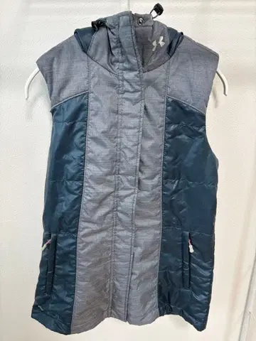 언더아머 후드 부착 다운 베스트 MD