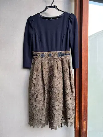 네이비와 카키의 레이스 원피스