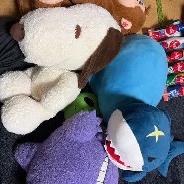 스누피, 원숭이, 에이리언 등의 봉제 인형 세트