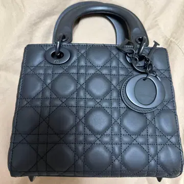 블랙 매트 퀼팅 숄더백