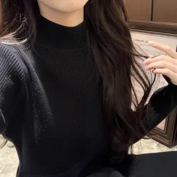 하이넥에 코트를 맞춘 프렌치 이너의 복슬복슬 스커트 겨울