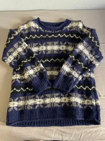 아가일 무늬 니트 스웨터 네이비 계열