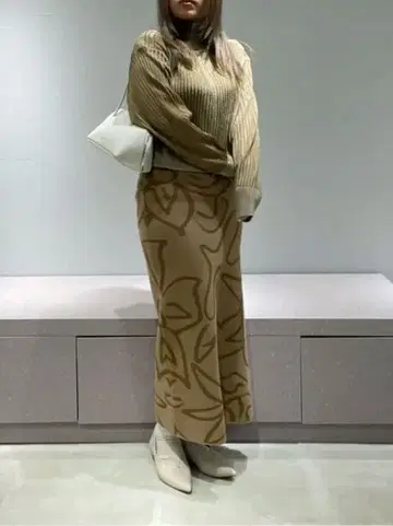 베이지 타이트 스커트 추상 무늬 앞 슬릿