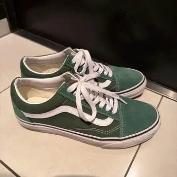 그린 컬러 스웨이드 로우컷 스니커즈