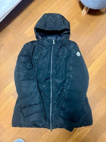 MONCLER 블랙 다운 자켓 후드 부착