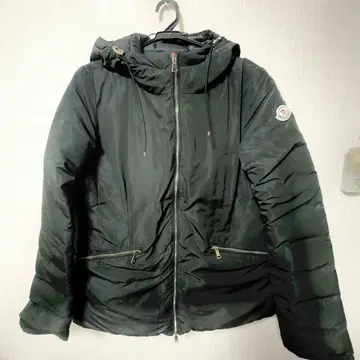 MONCLER 블랙 다운 자켓 후드 부착