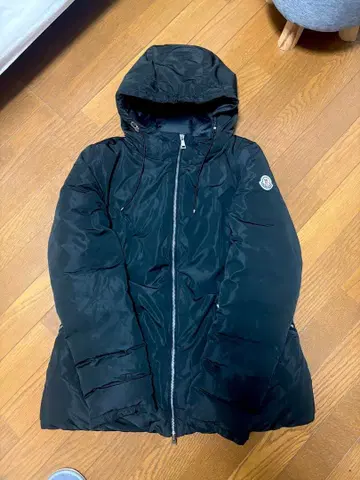 [ 가격 인하 ] MONCLER 블랙 다운 자켓 후드 부착