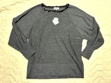 [택 포함] SONIA 다크 그레이 비즈 장식 스웨터