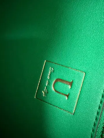 그린의 U 로고 숄더백