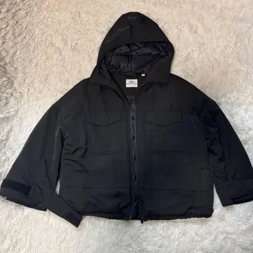 유니클로 화이트 마운티니어링 다운 자켓 후드 컬러(블랙)