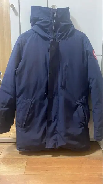 네이비 후드 부착 다운 자켓