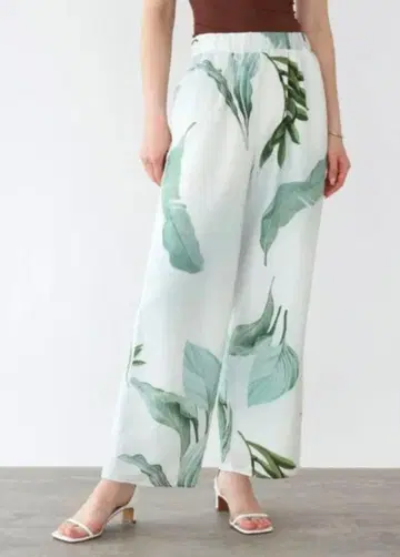 aga (아이가) 새상품 잎 패턴 캐주얼 팬츠 화이트/그린