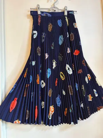 타로 호리우치 항아리 패턴 꽃 무늬 꽃병 패턴 플리츠 스커트 네이비