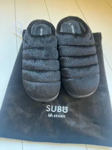 수브 x bpr 빔즈 2024년 가을/겨울 별주 인조 모피 샌들