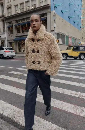 완판템 인조 모피 토글 버튼 자켓