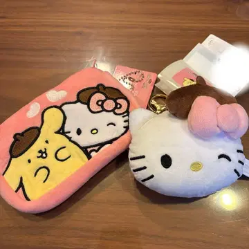 폼폼푸딩과 헬로키티의 멀티 티슈 케이스와 페이스 참 2세트