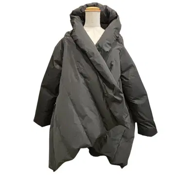 블랙 다운 자켓 후드 부착 경량 판초 스타일 세련됨