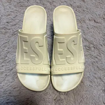 화이트 로고 슬라이드 샌들