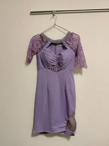 라벤더 타이트 드레스 레이스 소매 비쥬 포함