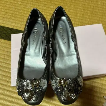 DIANA 그레이 플랫슈즈 꽃 모티브