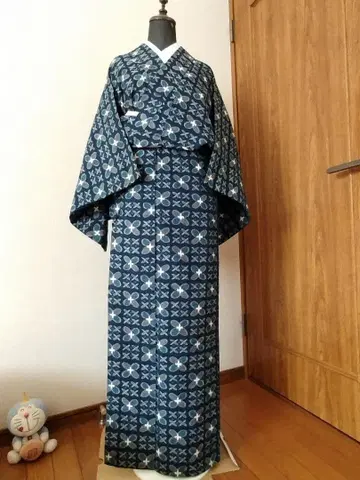 카스리인가? 기모노 네이비 컬러와 스카이블루의 기하학 패턴