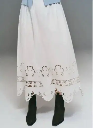 H&M 자수 장식 화이트 플레어 스커트