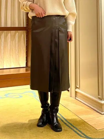 TOMORROWLAND 레더라이크 비대칭 플리츠 스커트