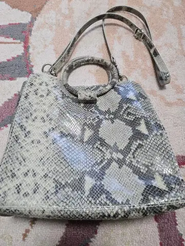 스네이크 스킨풍 핸드백 숄더백