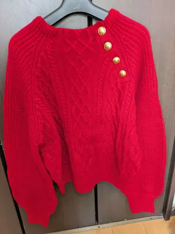 빨간색 케이블 니트 스웨터
