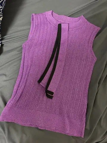 Grace Continental 퍼플 슬리브리스 니트 스웨터