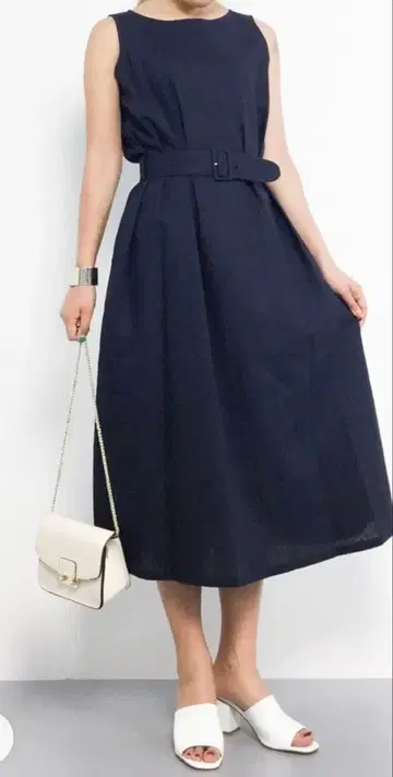 URBAN RESEARCH 네이비 슬리브리스 원피스