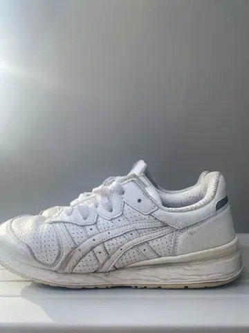 오니츠카타이거 화이트 스니커즈