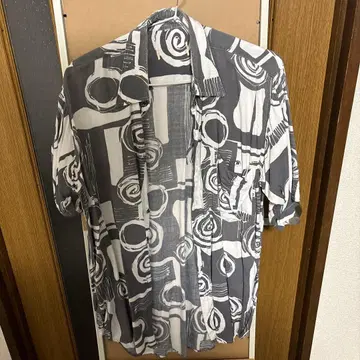 추상 무늬 반팔 셔츠 그레이 화이트