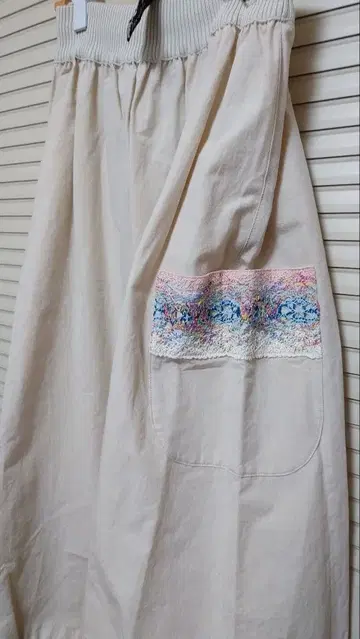 미사용 새상품 엠앤쿄코 멋진 자수 포켓의 플레어 스커트