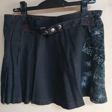 개성 있는 스파이더 그래픽 플리츠 스커트