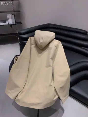 베이지 후드 부착 자켓