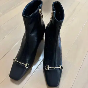 퀼팅 디자인 블랙 부츠