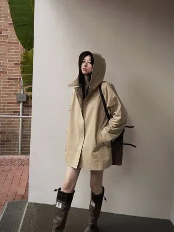 베이지 후드 부착 자켓 미디 기장