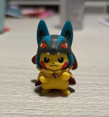 메가 판초를 입은 피카츄 피규어 메가 루카리오