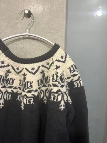 블랙과 화이트의 눈꽃 패턴 긴팔 니트 스웨터