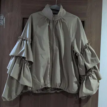 [ 한 번 착용 ] Brahmin 프릴 소매 베이지 점퍼