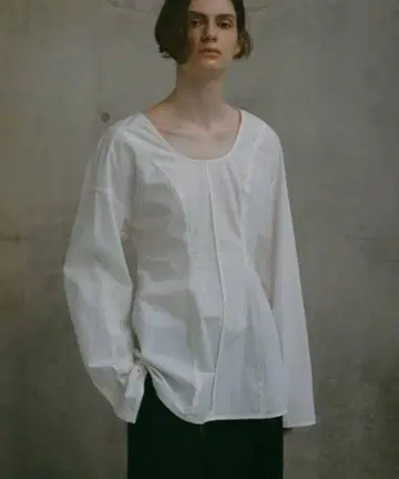 etre tokyo 라운드넥 쉐이프 플레어 블라우스 새상품